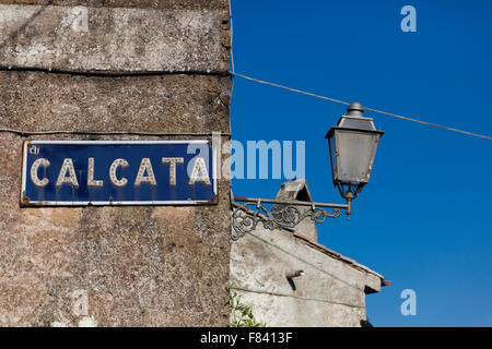 La signalisation routière pour la ville historique de Calcata, entouré d'une réserve naturelle Banque D'Images