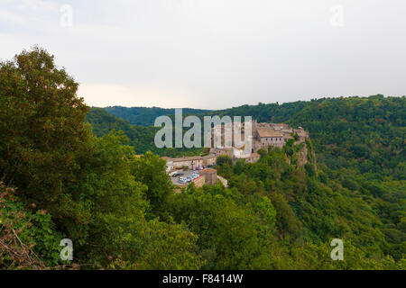 La ville historique de calcata, entouré par une réserve naturelle et assis sur un affleurement rocheux défensifs Banque D'Images