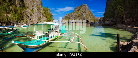 Un catamaran en panoramique de la baie de CORON, Philippines Banque D'Images