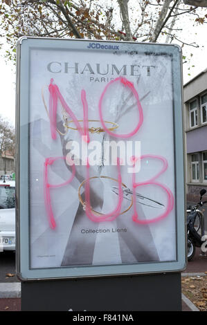 Montpellier, Languedoc-Roussillon, France 5 décembre 2015. Pas de pub demande sur un panneau dans la rue : Digitalman Crédit/Alamy Live News Banque D'Images