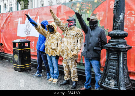 Belfast, Irlande du Nord. 07 mai 2015 - un petit groupe de néo-nazis en utilisant le nom "Waffen-SS, l'Ouest de Belfast Shankill Skinheads" à Belfast City Hall contre réfugiés musulmans de Syrie et ailleurs. Dans une déclaration qu'ils ont dit "Nous sommes skinheads jusqu'au jour de notre mort, et sera toujours lutter pour notre identité britannique. W.P.W.W. [White Pride World Wide]'. Un représentant a soutenu les réfugiés ne sont pas les bienvenus à Belfast. "Il y a assez de problèmes dans notre propre pays au cours des dernières années. Nous ne voulons pas qu'ils [les réfugiés]. Ce n'est pas seulement de moi, c'est de tout le monde je sais. Crédit : Stephen Barnes/Alamy Live New Banque D'Images