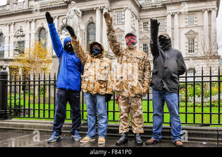 Belfast, Irlande du Nord. 07 mai 2015 - un petit groupe de néo-nazis en utilisant le nom "Waffen-SS, l'Ouest de Belfast Shankill Skinheads" à Belfast City Hall contre réfugiés musulmans de Syrie et ailleurs. Dans une déclaration qu'ils ont dit "Nous sommes skinheads jusqu'au jour de notre mort, et sera toujours lutter pour notre identité britannique. W.P.W.W. [White Pride World Wide]'. Un représentant a soutenu les réfugiés ne sont pas les bienvenus à Belfast. "Il y a assez de problèmes dans notre propre pays au cours des dernières années. Nous ne voulons pas qu'ils [les réfugiés]. Ce n'est pas seulement de moi, c'est de tout le monde je sais. Crédit : Stephen Barnes/Alamy Live New Banque D'Images