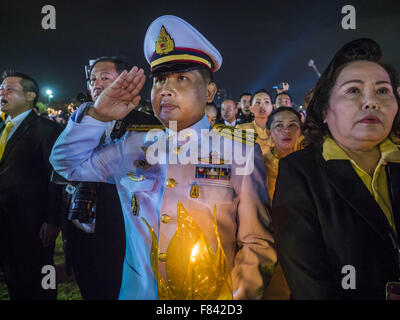 Bangkok, Bangkok, Thaïlande. 5 déc, 2015. Un officier de l'armée thaïlandaise salue durant la lecture de l'hymne du roi lors des fêtes d'anniversaire pour le Roi Bhumibol Adulyadej. Le chef est actuellement hospitalisé à hôpital Siriraj se remettent d'une série de problèmes de santé. Crédit : Jack Kurtz/ZUMA/Alamy Fil Live News Banque D'Images