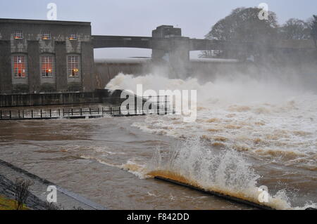 Le Perthshire, Écosse, Royaume-Uni. Le 05 mai 2015. Faskally débordant du barrage en raison de niveaux élevés de l'eau pendant une tempête Desmond. Pitlochry, Écosse Royaume-Uni : Cameron Crédit Cormack/Alamy Live News Banque D'Images