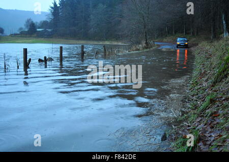 Le Perthshire, Écosse, Royaume-Uni. Le 05 mai 2015. En raison de la route inondée pendant une tempête d'eau élevés Desmond. Dunkeld, Écosse, Royaume-Uni : Cameron Crédit Cormack/Alamy Live News Banque D'Images
