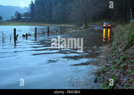 Le Perthshire, Écosse, Royaume-Uni. Le 05 mai 2015. En raison de la route inondée pendant une tempête d'eau élevés Desmond. Dunkeld, Écosse, Royaume-Uni : Cameron Crédit Cormack/Alamy Live News Banque D'Images
