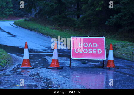 Le Perthshire, Écosse, Royaume-Uni. Le 05 mai 2015. Route fermée en raison d'floodong pendant une tempête Desmond. Dunkeld, Écosse, Royaume-Uni : Cameron Crédit Cormack/Alamy Live News Banque D'Images