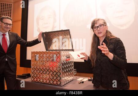 Berlin, Allemagne. 08Th Nov, 2015. Alexander Koch (L), président du Musée de l'histoire allemande, et l'artiste Ulrike Boehme debout à côté d'une boîte contenant 100 'secrets' et des portraits au Musée de l'histoire allemande à Berlin, Allemagne, 04 décembre 2015. L'artiste a demandé à des gens de partout dans l'Allemagne d'écrire un secret personnel. Le fort sera ouvert le 21 septembre 2112, 100 ans après le lancement du projet. Photo : JOERG CARSTENSEN/dpa/Alamy Live News Banque D'Images