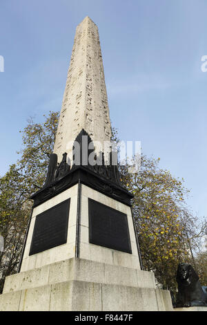 Inscriptions sous Cleopatra's Needle sur Victoria Embankment à Londres, au Royaume-Uni. Un Sphinx se distingue par l'obélisque égyptien. Banque D'Images