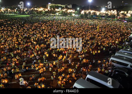 Bangkok, Thaïlande. 5 déc 2015. Les gens tiennent des bougies lors de célébrations pour le Roi Bhumibol Adulyadej de Thaïlande pour son 88e anniversaire. Thaïlande célébrer le roi Bhumibol 88e anniversaire. Les thaïlandais à travers le pays porter enveloppé de jaune et les maisons, les bureaux et les rues ont été décorées à l'image du roi pour célébrer son 88e anniversaire. Crédit : John Vincent/Alamy Live News Banque D'Images