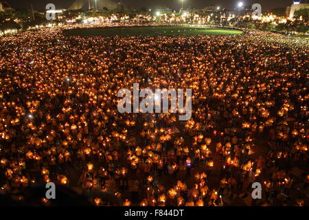 Bangkok, Thaïlande. 5 déc 2015. Les gens tiennent des bougies lors de célébrations pour le Roi Bhumibol Adulyadej de Thaïlande pour son 88e anniversaire. Thaïlande célébrer le roi Bhumibol 88e anniversaire. Les thaïlandais à travers le pays porter enveloppé de jaune et les maisons, les bureaux et les rues ont été décorées à l'image du roi pour célébrer son 88e anniversaire. Crédit : John Vincent/Alamy Live News Banque D'Images