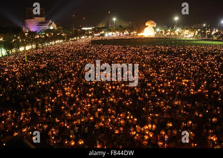 Bangkok, Thaïlande. 5 déc 2015. Les gens tiennent des bougies lors de célébrations pour le Roi Bhumibol Adulyadej de Thaïlande pour son 88e anniversaire. Thaïlande célébrer le roi Bhumibol 88e anniversaire. Les thaïlandais à travers le pays porter enveloppé de jaune et les maisons, les bureaux et les rues ont été décorées à l'image du roi pour célébrer son 88e anniversaire. Crédit : John Vincent/Alamy Live News Banque D'Images