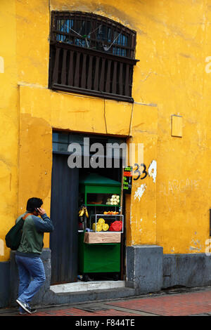 Bloquer la vente de jus de fruits dans la chambre dans le centre historique, Lima, Pérou Banque D'Images