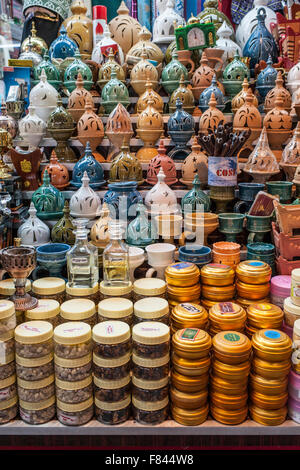 Brûleurs d'encens en vente dans le souk de Mutrah à Muscat, capitale du Sultanat d'Oman. Banque D'Images