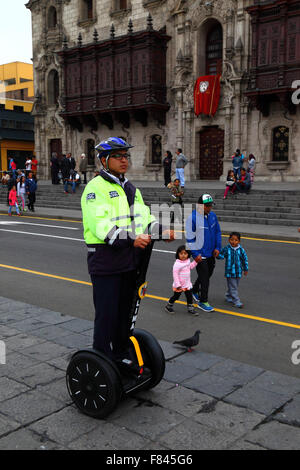 Serenazgo garde de sécurité municipale à cheval sur un Segway transporteur personnel en face du Palais de l'Archevêque, Plaza de Armas, Lima, Pérou Banque D'Images