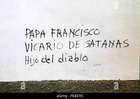 Graffiti sur mur disant Pape François est le vicaire de Satan et le fils du diable, La Paz, Bolivie Banque D'Images