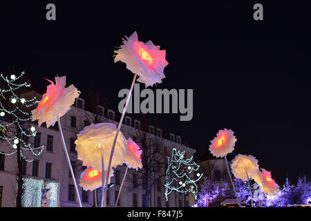 L'éclairage de nuit de la place pour l'hiver Merveilles Vismet 2015 Fêtes et Marchés de Noël le 4 décembre, 2015 à Bruxelles, Belgique. Lors de fêtes ville a encore le niveau 3 d'alerte de menace terroriste. Banque D'Images