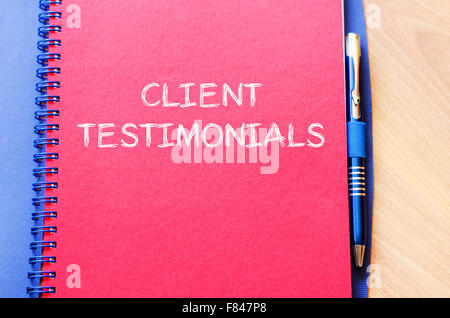 Témoignages client concept texte écrire sur des ordinateurs portables avec stylet Banque D'Images