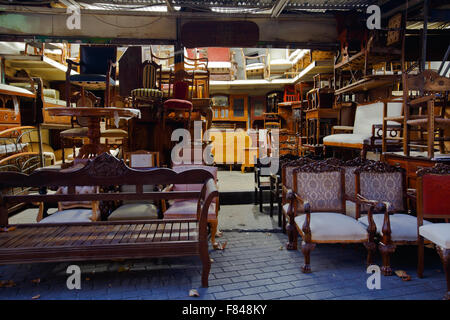 Boutique de meubles anciens dans le marché aux puces dans le quartier de Monastiraki à Plaka, Athènes. Banque D'Images