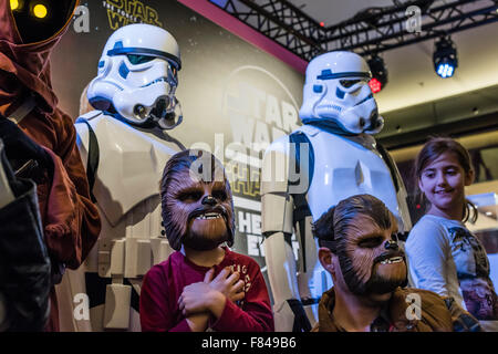 Zurich, Suisse. Le 05 mai 2015. Fans avec masques du personnage Star Wars Chewbacca sont devant s'habille de Stormtroopers impériaux au cours d'un événement de promotion du film Star Wars d'un centre commercial à Zurich. Crédit : Erik Tham/Alamy Live News Banque D'Images