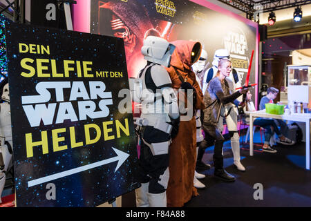 Zurich, Suisse. Le 05 mai 2015. Les visiteurs d'un centre commercial à Zurich sont posant avec dressed-up Star Wars Stormtroopers lors d'un événement de promotion de l'animation d'un centre commercial à Zurich. Crédit : Erik Tham/Alamy Live News Banque D'Images