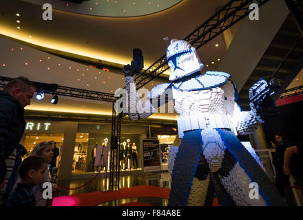 Zurich, Suisse. Le 05 mai 2015. Un Star Wars Stormtrooper statue faite de briques Lego sur l'affichage lors d'un événement de promotion pour le nouveau film de la guerre des étoiles dans le centre commercial Sihlcity Zurich. Crédit : Erik Tham/Alamy Live News Banque D'Images