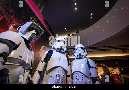 Zurich, Suisse. Le 05 mai 2015. Les membres de l'Swiss-Garrison posent en costumes de Star Wars Stormtroopers caractères à un événement de promotion pour le prochain film de la guerre des étoiles à un centre commercial de Zurich. Crédit : Erik Tham/Alamy Live News Banque D'Images