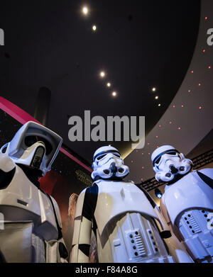 Zurich, Suisse. Le 05 mai 2015. Les membres de l'Swiss-Garrison posent en costumes de Star Wars Stormtroopers caractères à un événement de promotion pour le prochain film de la guerre des étoiles à un centre commercial de Zurich. Crédit : Erik Tham/Alamy Live News Banque D'Images