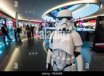 Zurich, Suisse. Le 05 mai 2015. Habillé d'un Star Wars Stormtrooper impérial est debout dans un centre commercial à Zurich. Crédit : Erik Tham/Alamy Live News Banque D'Images