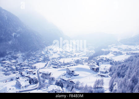 Vue panoramique sur la petite station de ski de Sölden, Autriche Banque D'Images