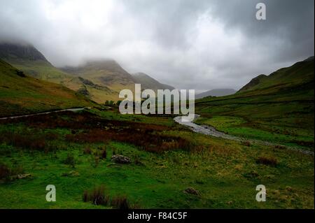 Les nuages bas sur la vallée de l'Honiston Banque D'Images