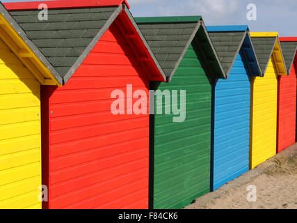 Une rangée de cabines colorées à Whitby, North Yorkshire, Angleterre Banque D'Images