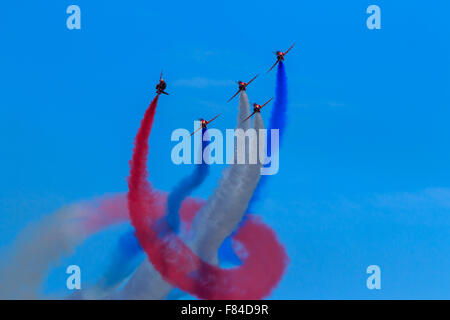 Les flèches rouges d'effectuer la séquence tire-bouchon à l'air show 2014 Southport Banque D'Images