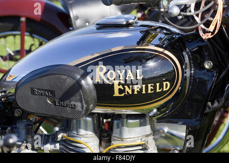 Moto Royal Enfield badge autocollant Réservoir à un show ground en Angleterre Banque D'Images