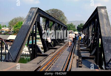 Kanchanaburi, Thaïlande : sur le pont ferroviaire sur la rivière Kwai rendu célèbre dans le film * 1957 Banque D'Images