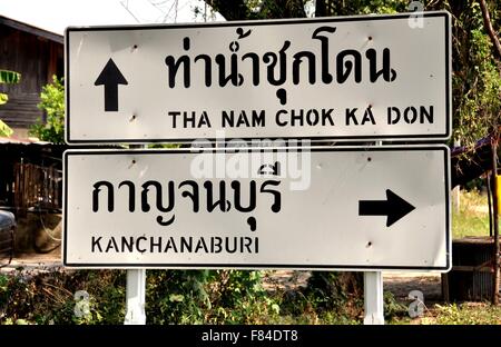 Kanchanaburi, Thaïlande : des indications tant en thaï et en anglais sur la route d'un pays Banque D'Images