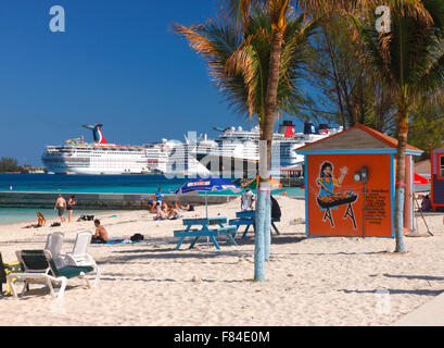 Nassau Junkanoo beach et cruise line navire au port Banque D'Images