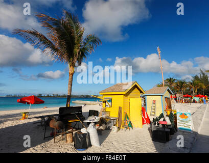 Nassau Junkanoo beach. Grill House jaune sur la plage Banque D'Images