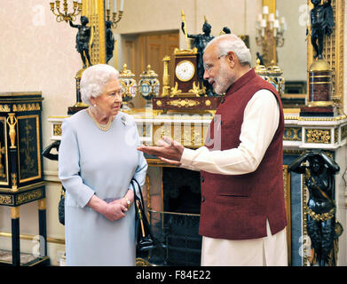 Le Premier Ministre indien Narendra Modi rencontre avec Sa Majesté la Reine Elizabeth II lors d'une visite au palais de Buckingham le 13 novembre 2015 à Londres, Royaume-Uni. Banque D'Images