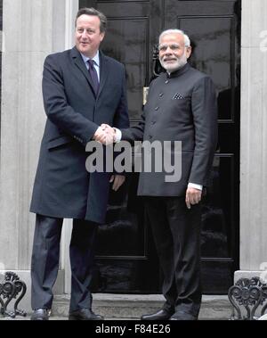 Le Premier Ministre indien Narendra Modi avec le Premier ministre britannique, David Cameron, à l'extérieur numéro 10 Downing Street le 12 novembre 2015 à Londres, Royaume-Uni. Banque D'Images