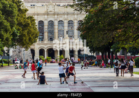 Les enfants jouent au football à La Havane Banque D'Images