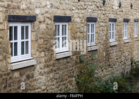 Chalets le long du château mill stream à Oxford Banque D'Images