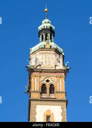 Le clocher de l'église de Jésus Coeur de Hall in Tirol, près d'Innsbruck, avec ciel bleu, cadre vertical. Banque D'Images