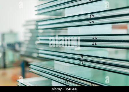 Usine de fabrication de feuilles de verre flotté clair trempé panneaux découpés à format Banque D'Images