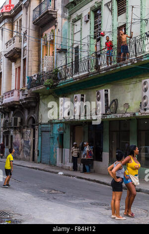 Les garçons du Centro Havana en faisant un match de football, en dépit d'être une parole de l'autre. Banque D'Images