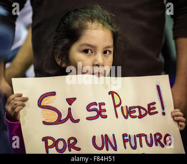 Le 5 décembre 2015 - L'Hospitalet de Llobregat, Barcelone, Catalogne/Espagne - une petite fille est titulaire d'une plaque à lire 'Oui, c'est possible. Pour un avenir meilleur" lors d'une réunion de campagne de la liste électorale de gauche 'En Comu Podem' (Ensemble nous pouvons) pour les élections générales de l'Hospitalet de Llobregat © Matthias Rickenbach/ZUMA/Alamy Fil Live News Banque D'Images