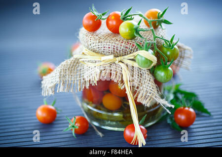 Les tomates marinées dans les jar Banque D'Images