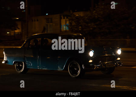 Bleu un old timer tard un soir dans Centro Havana vu rentrer à pied à l'hôtel. Encore une belle vue, même dans l'obscurité. Banque D'Images