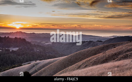 Coucher de soleil sur les montagnes de Santa Cruz et l'océan pacifique. Banque D'Images