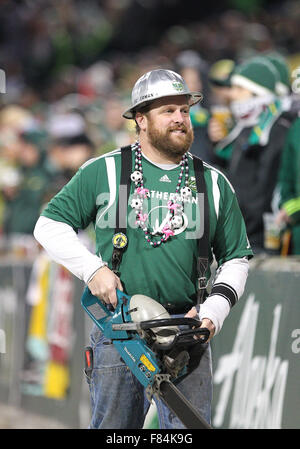 Providence Park, Portland, OR, USA. 22 Nov, 2015. Portland Timbers mascot Joey Bois interagit avec les fans lors de la MLS 2015 match éliminatoire entre visiter FC Dallas et la Portland Timbers à Providence Park, Portland, OR. Larry C. Lawson/CSM/Alamy Live News Banque D'Images